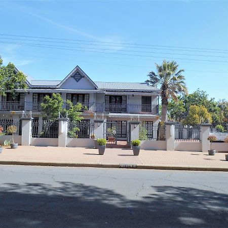 Oakwood Lodge Bloemfontein Exteriör bild The main building of the school