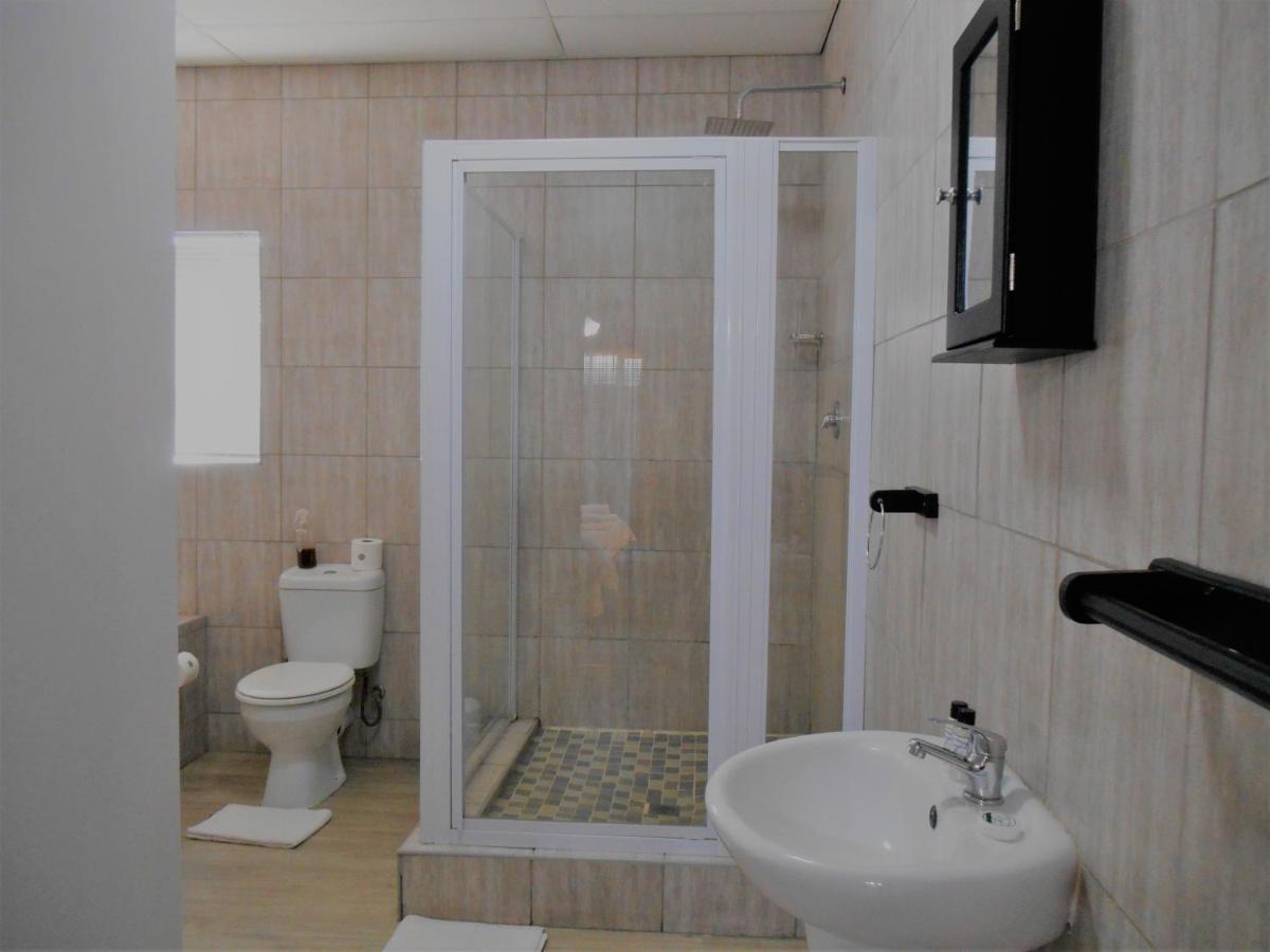 Oakwood Lodge Bloemfontein Exteriör bild A shower cubicle