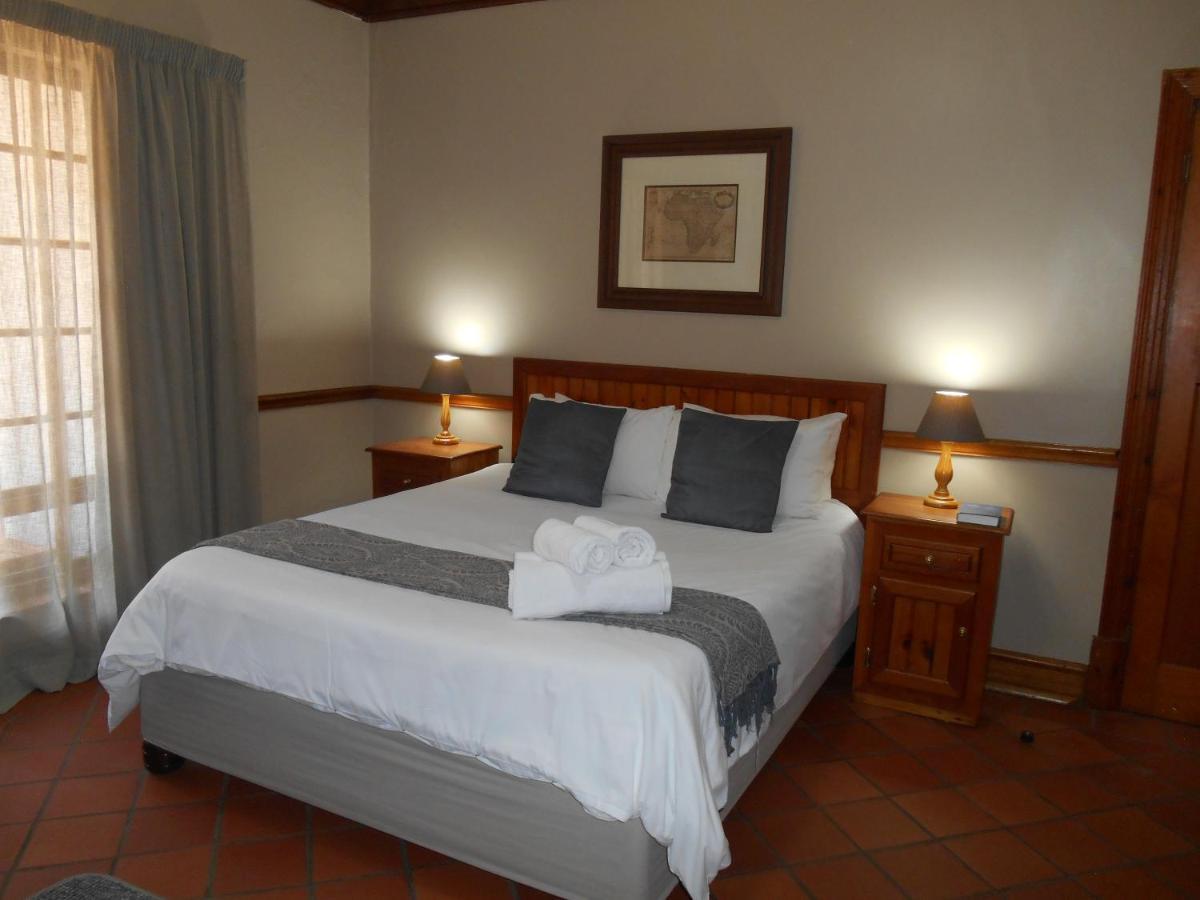 Oakwood Lodge Bloemfontein Exteriör bild A bedroom at the hotel