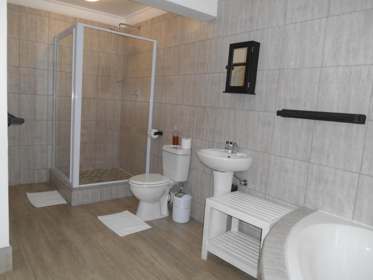 Oakwood Lodge Bloemfontein Exteriör bild Bathroom with shower cubicle