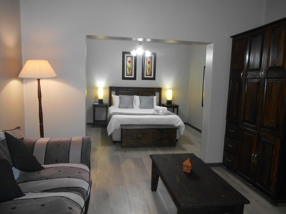 Oakwood Lodge Bloemfontein Exteriör bild A bedroom in a hotel