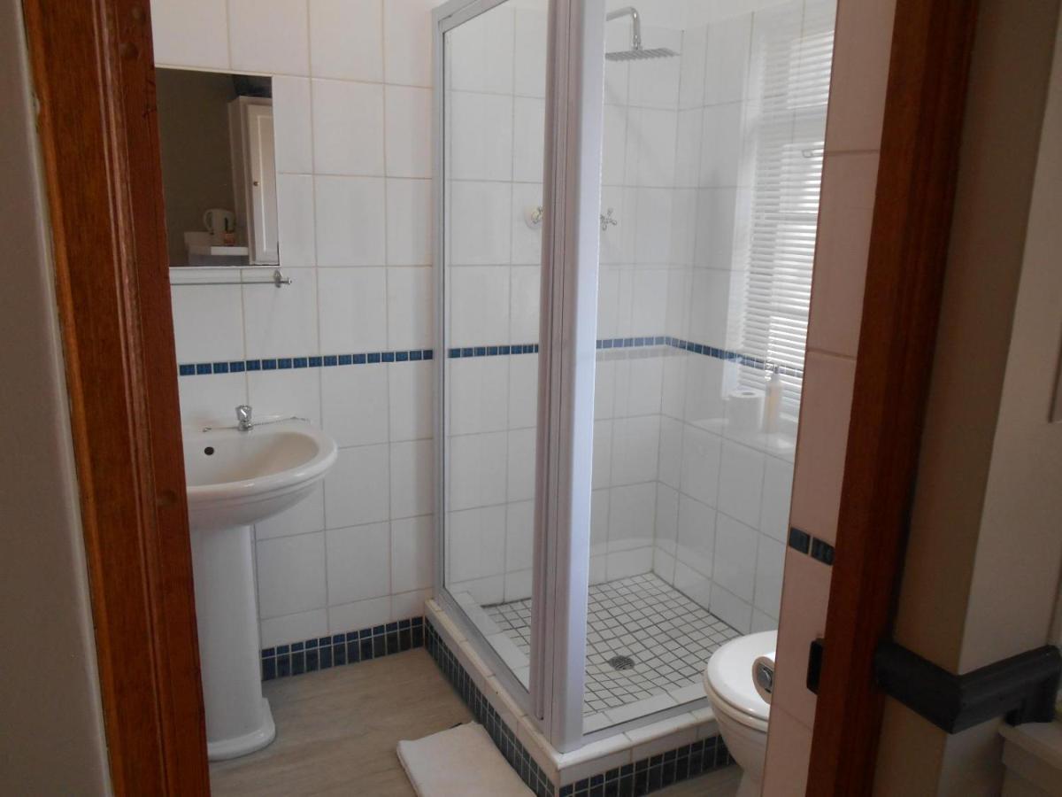 Oakwood Lodge Bloemfontein Exteriör bild A shower cubicle