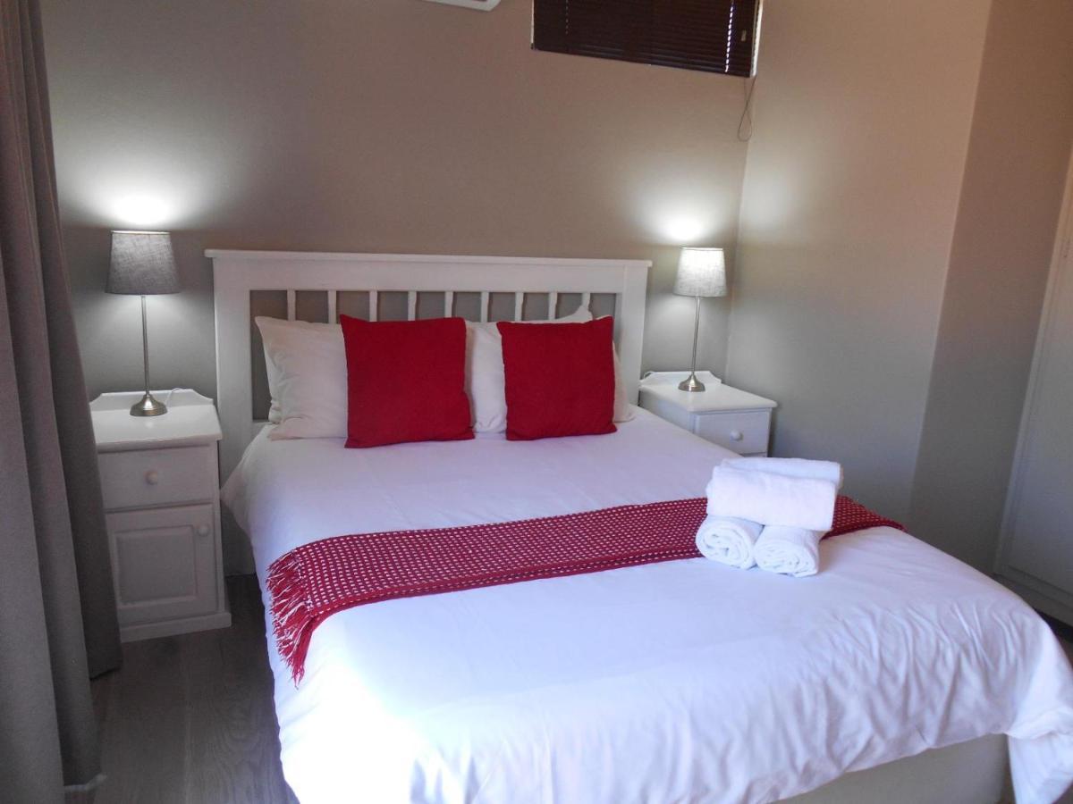 Oakwood Lodge Bloemfontein Exteriör bild A bedroom in a guest house