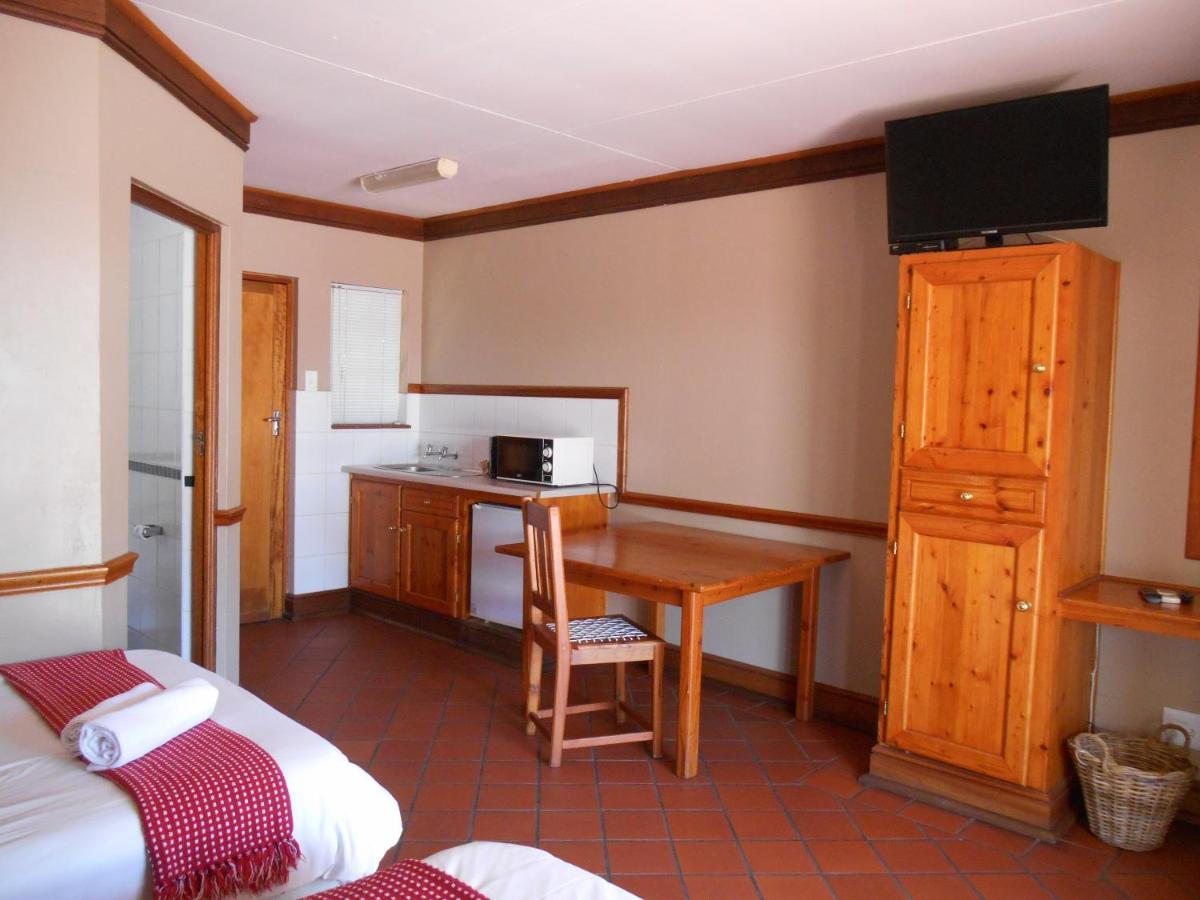 Oakwood Lodge Bloemfontein Exteriör bild A typical room at the hotel