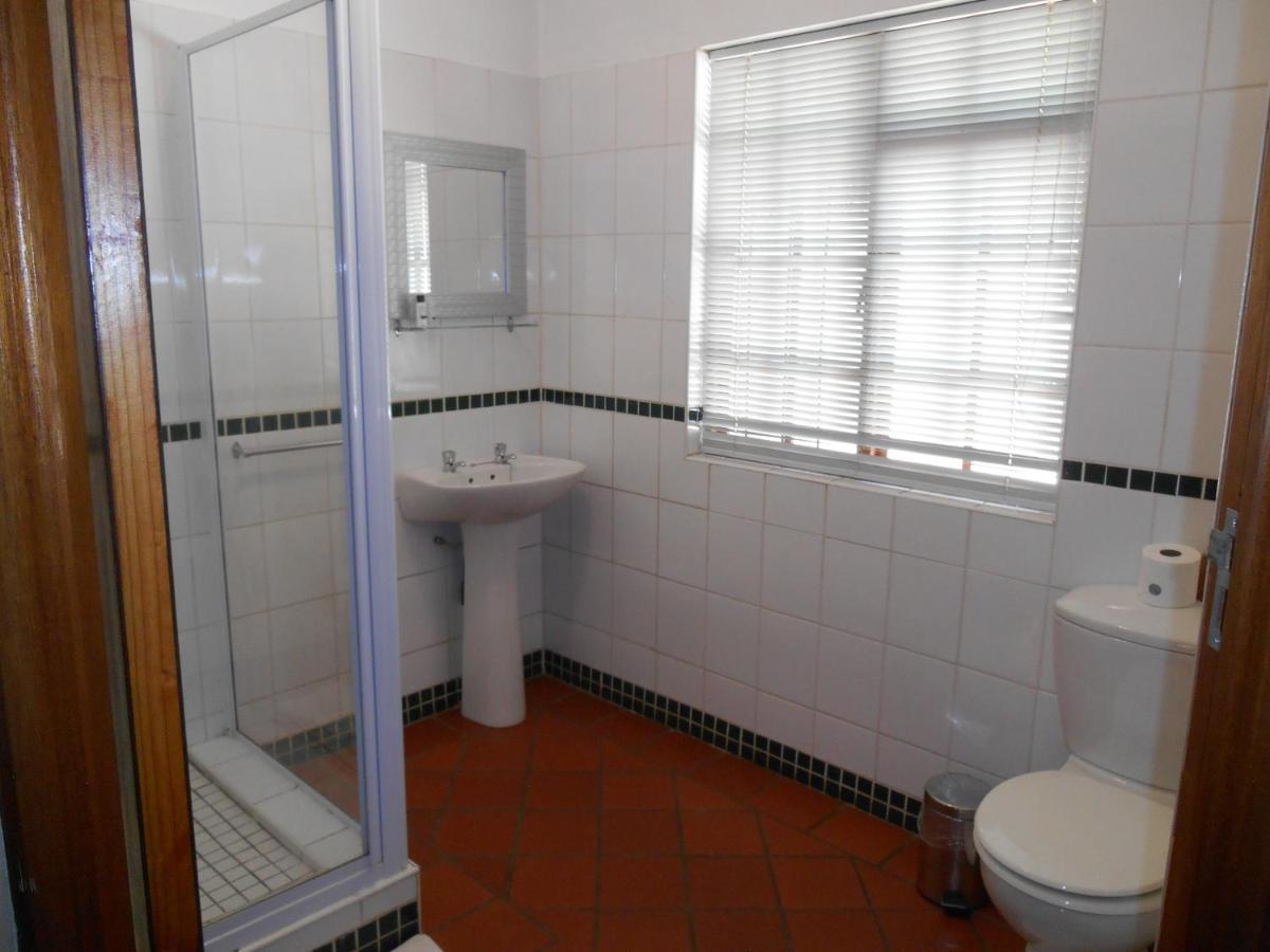 Oakwood Lodge Bloemfontein Exteriör bild Bathroom
