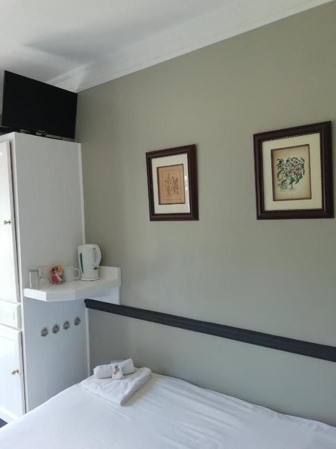 Oakwood Lodge Bloemfontein Exteriör bild A typical room at the hospital