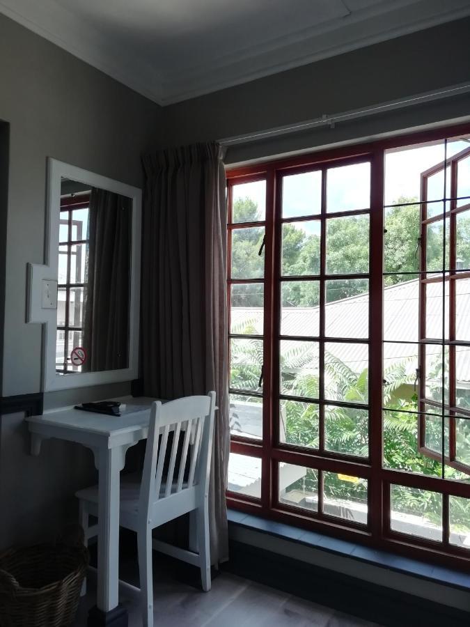 Oakwood Lodge Bloemfontein Exteriör bild A window with burglar bars