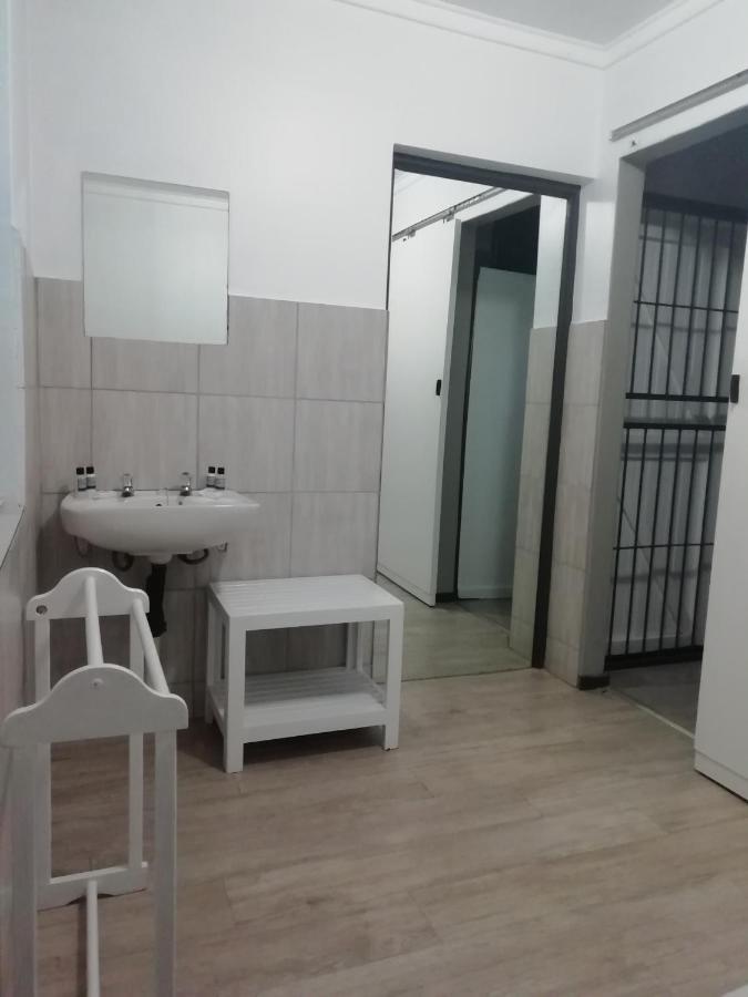 Oakwood Lodge Bloemfontein Exteriör bild A cell at the prison