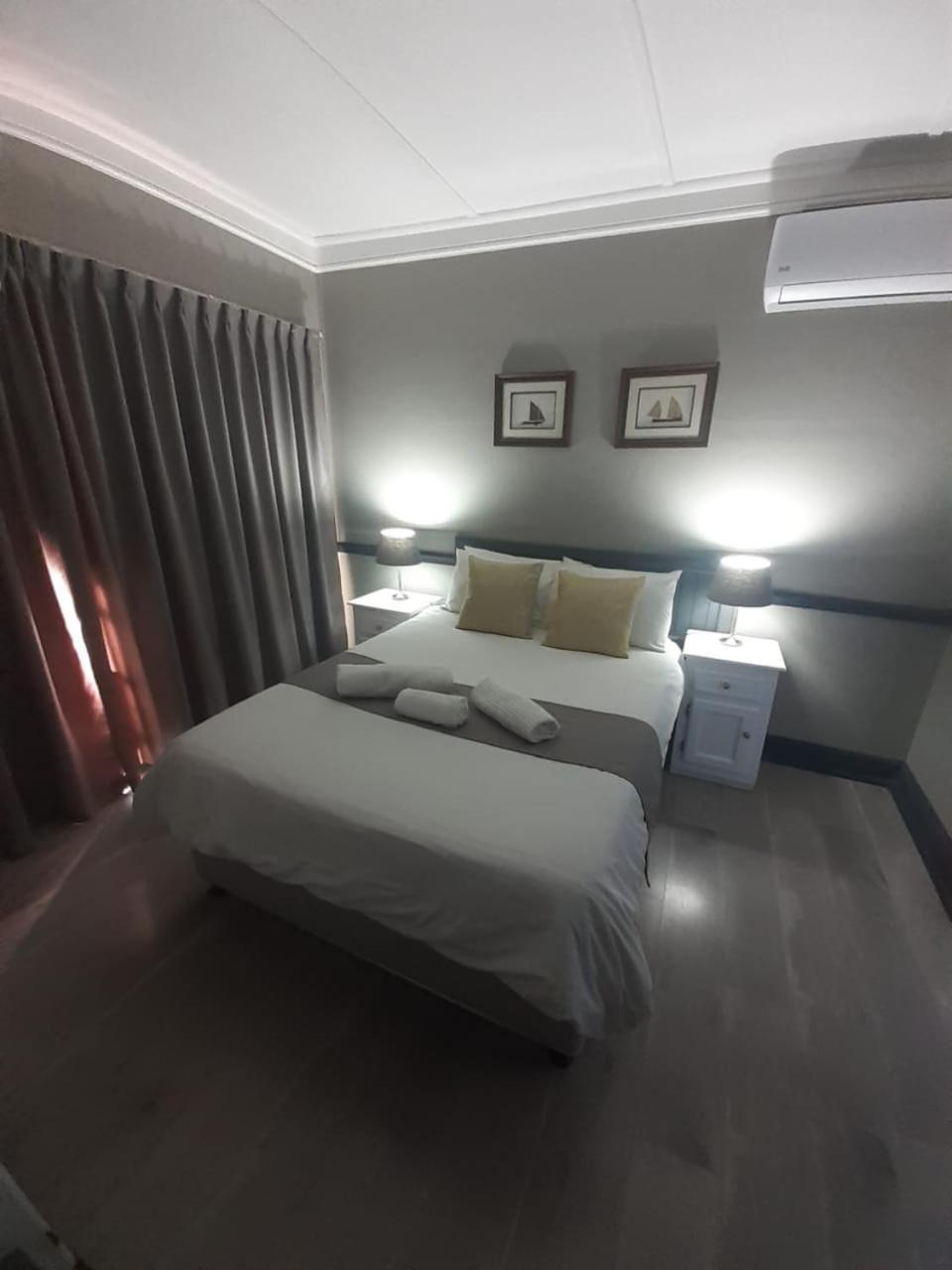 Oakwood Lodge Bloemfontein Exteriör bild A bedroom at the hotel