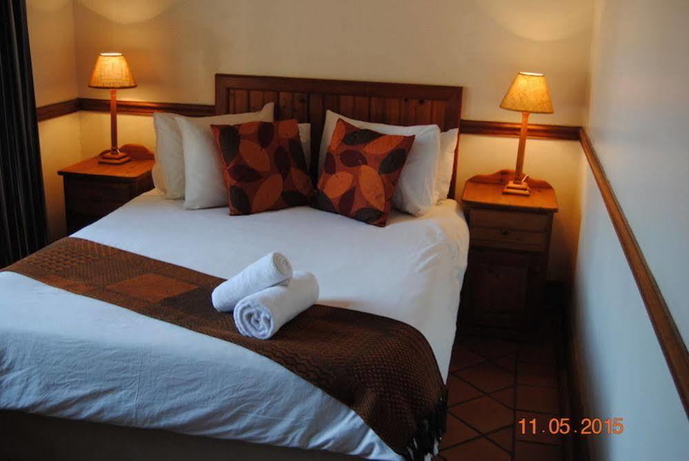 Oakwood Lodge Bloemfontein Exteriör bild A bedroom at the hotel
