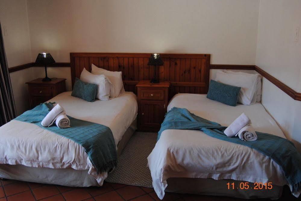 Oakwood Lodge Bloemfontein Exteriör bild A bedroom at the Protea Hotel, Port Elizabeth