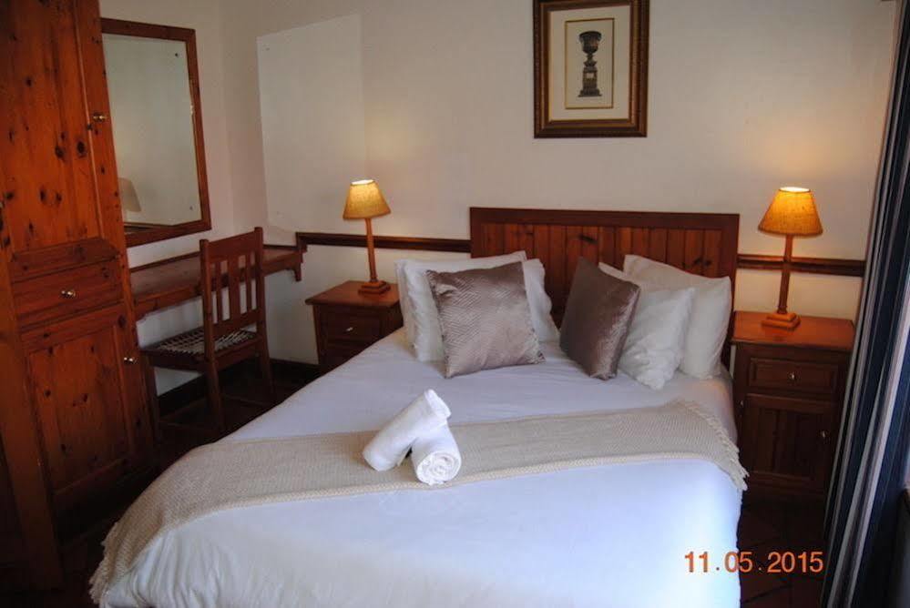 Oakwood Lodge Bloemfontein Exteriör bild A bedroom at the hotel