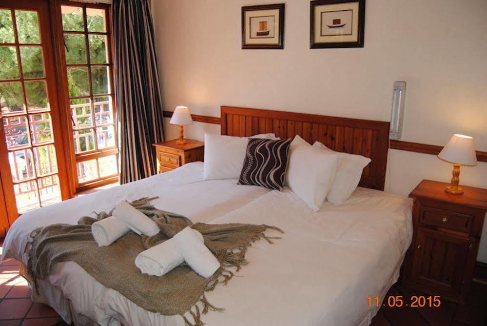 Oakwood Lodge Bloemfontein Exteriör bild A bedroom at the hotel