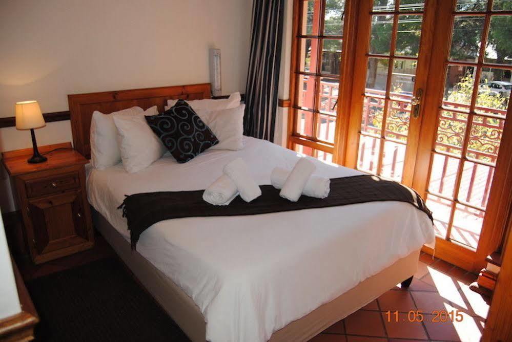 Oakwood Lodge Bloemfontein Exteriör bild A guest room at the hotel
