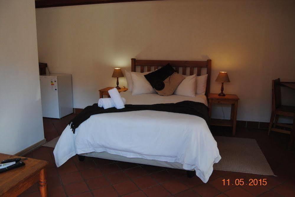 Oakwood Lodge Bloemfontein Exteriör bild A bedroom at the lodge