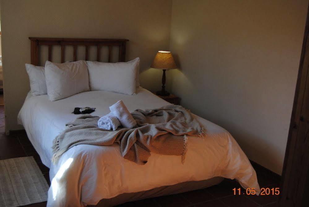 Oakwood Lodge Bloemfontein Exteriör bild A bedroom at the hotel