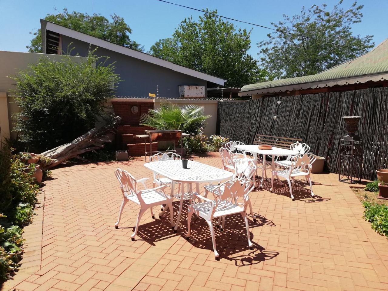 Oakwood Lodge Bloemfontein Exteriör bild The courtyard at the restaurant