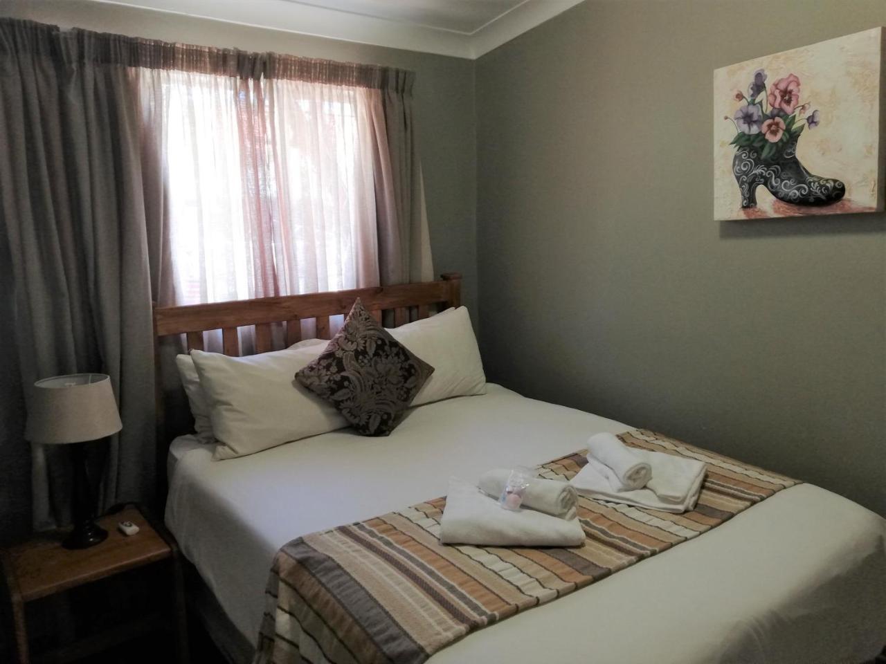 Oakwood Lodge Bloemfontein Exteriör bild A bedroom at the hotel