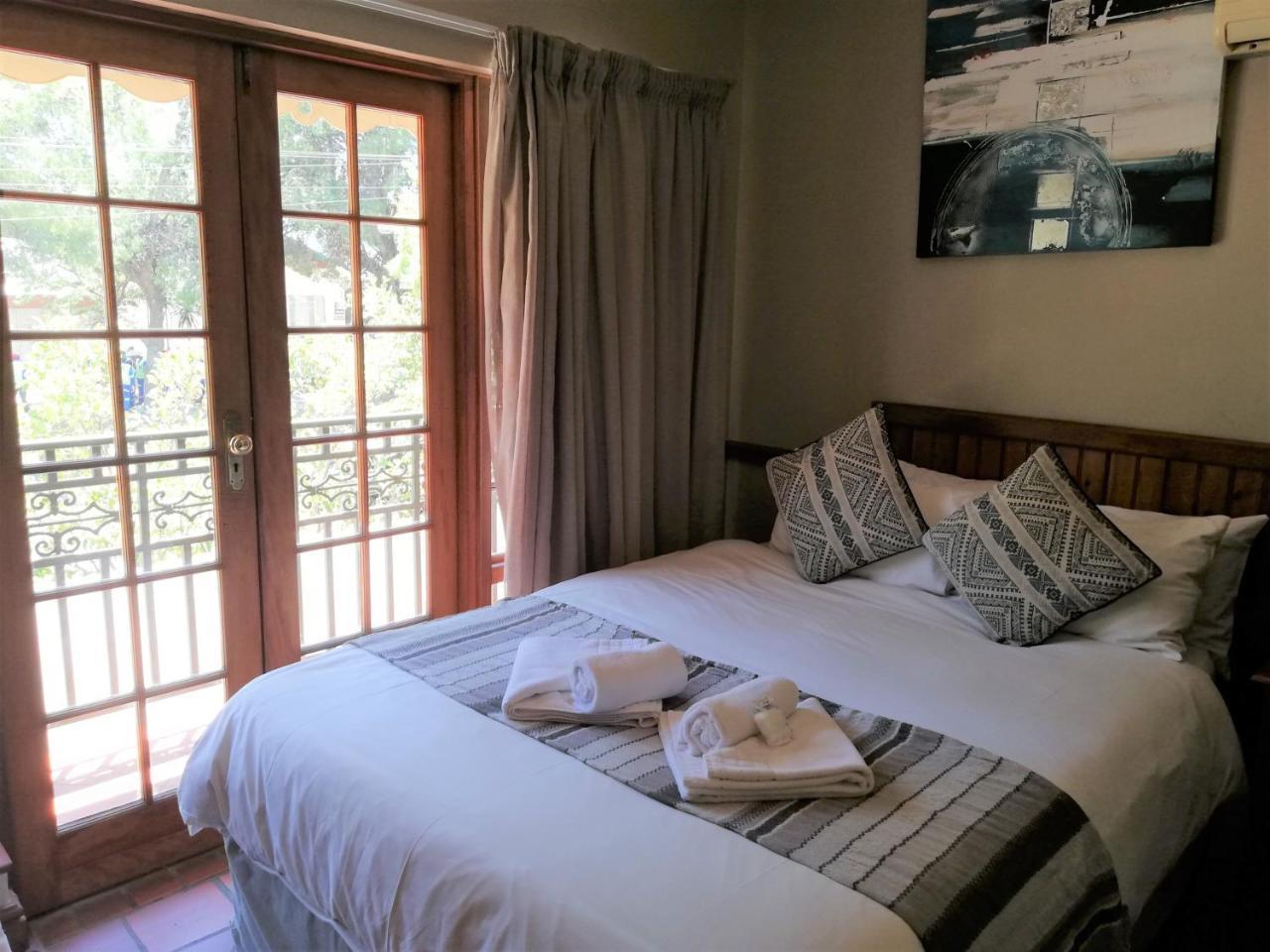 Oakwood Lodge Bloemfontein Exteriör bild A bedroom at the Protea Hotel, Stellenbosch