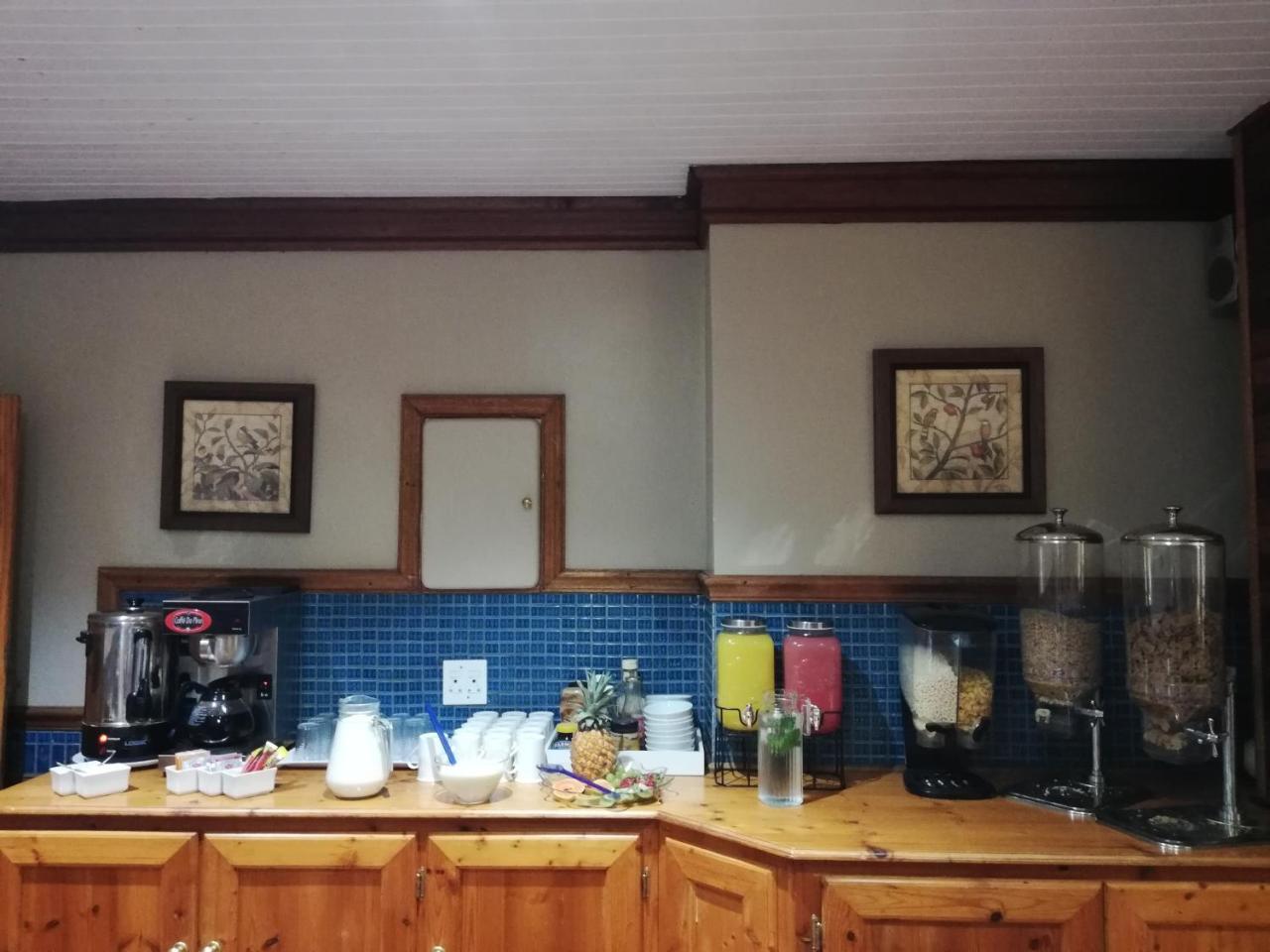 Oakwood Lodge Bloemfontein Exteriör bild The kitchen at the station